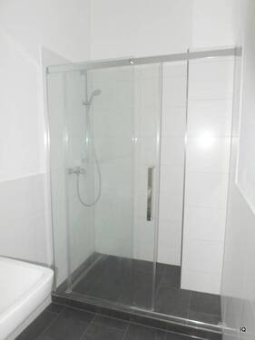 Bad mit großer Glas-Dusche - 