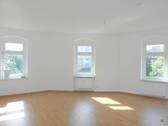 Wohnzimmer mit offener Küche - Freundliche 2-Zimmer-Wohnung mit Laminatboden, offener Küche & Bad mit Dusche