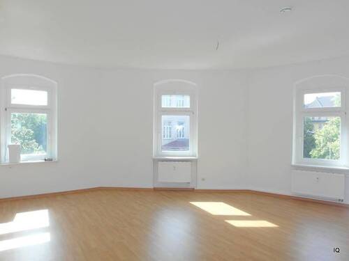 Wohnzimmer mit offener Küche - Freundliche 2-Zimmer-Wohnung mit Laminatboden, offener Küche & Bad mit Dusche