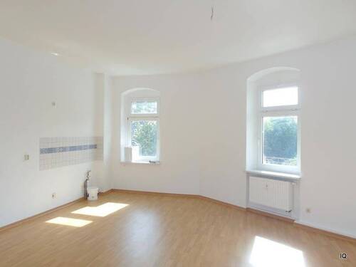 Wohnzimmer mit offener Küche - 2 Zimmer Etagenwohnung in Riesa