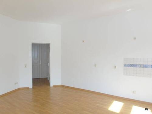 Wohnzimmer mit offener Küche - 