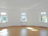 Wohnzimmer mit offener Küche - 