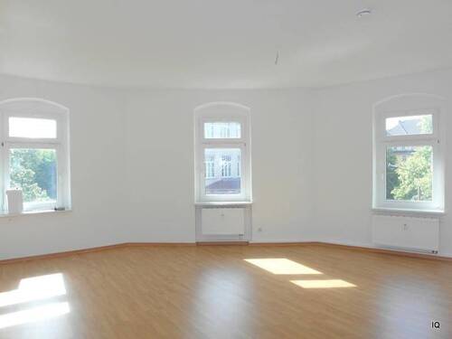 Wohnzimmer mit offener Küche - 