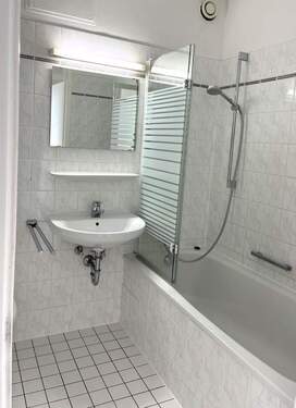 Badzimmer mit Dusche - 