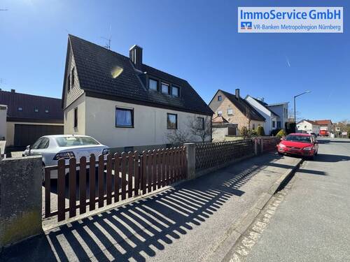 Titelbild - Einfamilienhaus mit großem Grundstück und Doppelgarage