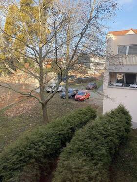 Blick auf die Stellplätze - 3 Zimmer Etagenwohnung zur Miete in Schönebeck