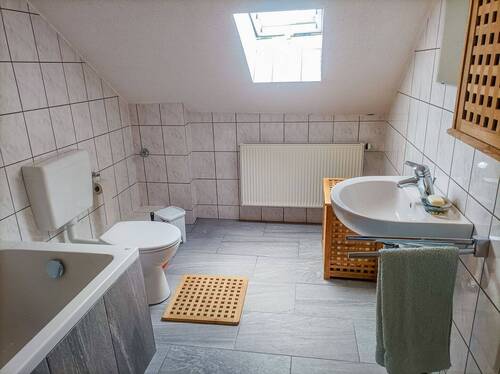 Saniertes Badezimmer DG - 