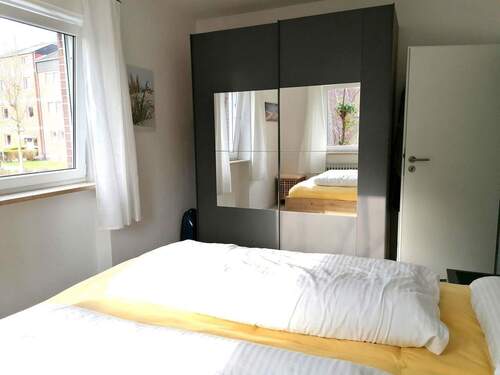 Schlafzimmer m. Kleiderschrank - 