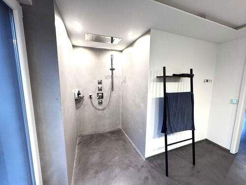Große ebenerdige Dusche - 