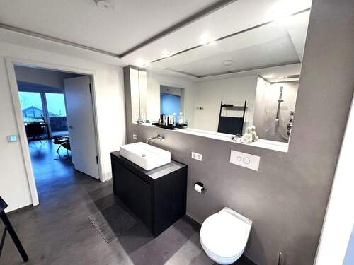 Große beleuchtete Spiegelfront - 