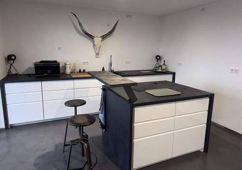 Maßgefertigte Küche mit Insel - 2 Zimmer Terrassenwohnung zur Miete in Lüdenscheid