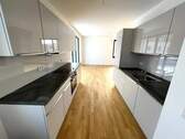 Moderne helle Küche - NEUBAU! Helle 4-Zimmer-Wohnung mit schöner Dachterrasse & Balkon und extensiver Begrünung + Einbauküche