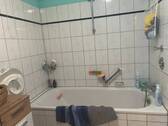 Zeitlos gefliestes Wannenbad...! - 
