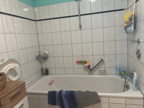 Zeitlos gefliestes Wannenbad...! - 