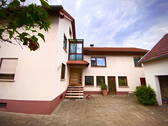 Hausansicht seitlich (Eingang) - 7 Zimmer Mehrfamilienhaus, Wohnhaus zum Kaufen in Dudenhofen