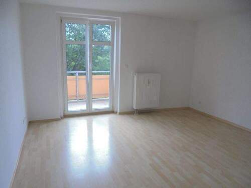 Wohnzimmer mit Zugang Balkon - 