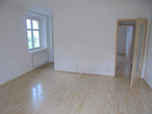 Wohnzimmer mit offener Küche - 