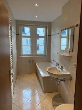 Bad mit Wanne - 3 Zimmer Etagenwohnung in Chemnitz
