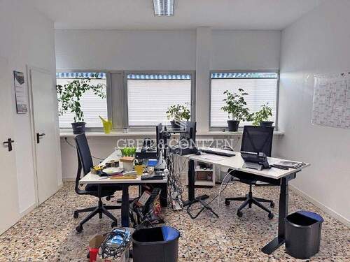 Bürofläche (Eingang links) - Halle in Hürth