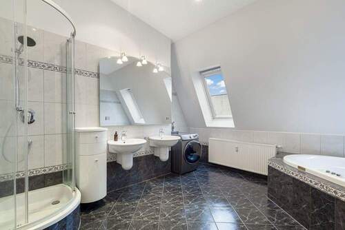 Großzügiges, helles Badezimmer - 