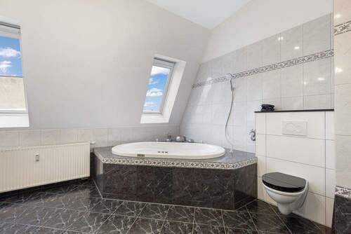 Großzügiges, helles Badezimmer - 