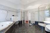Großzügiges, helles Badezimmer - 