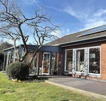 Wohnen in Sackgassenlage - Einfamilienhaus mit großem Grundstück, Keller, Wintergarten & Carport - Wedel