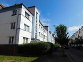 Objektansicht straßenseitig - MFH mit 24 WE voll vermietet mit Balkonen + Ausbaureserve im DG