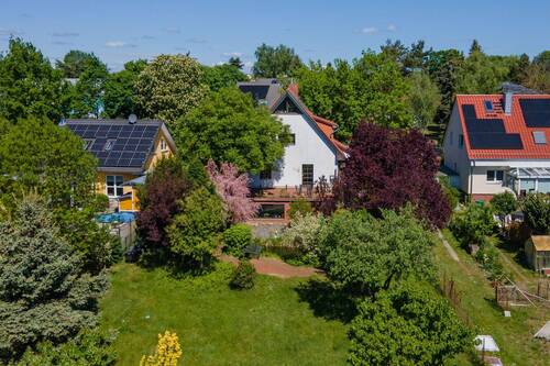 Haus und Garten - Mit wohnlichem Souterrain & Dachgeschoss, drei Bädern, Kamin, Garage usw.: Einfamilienhaus Kaulsdorf