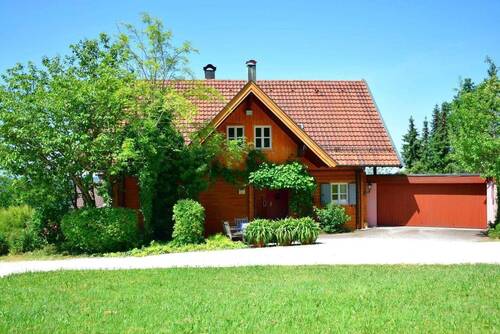 Hauseingang und Garage Ostansicht - Hier ist Ihr Holzhaus mit dem besonderen Flair und einer Einliegerwohnung