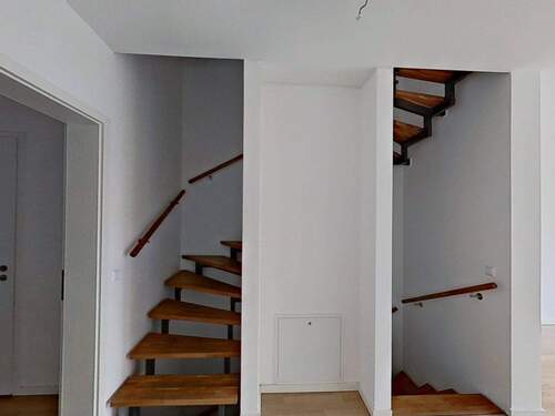 Kellerabgang und Treppenaufgang in die oberen Etagen - 