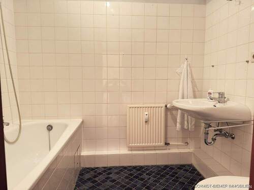 Bad mit Wanne - 