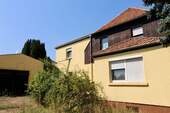 Seitenansicht mit Garage - 