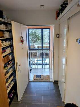 Diele und Blick Treppenhaus - 