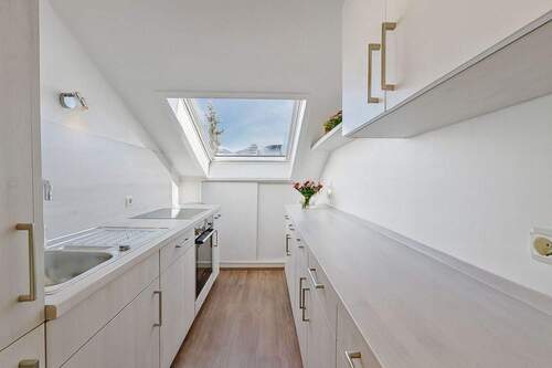 Moderne zweizeilige Einbauküche (Foto mit KI bearbeitet) - 