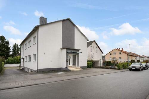 Mehrfamilienhaus von der Straß - Wohnen und Investieren: Saniertes Mehrfamilienhaus in attraktiver Feldrandlage in SchwalbachTs.
