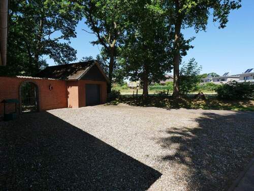 Hofplatz und Garage - 