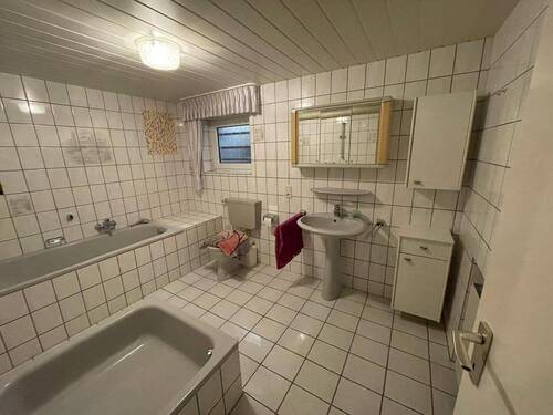 das Bad im Untergeschoss - 