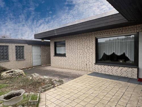 Terrasse, Garage und Durchgang vor's Haus - Bungalow mit 121,00 m&sup2; in Moers zum Kaufen