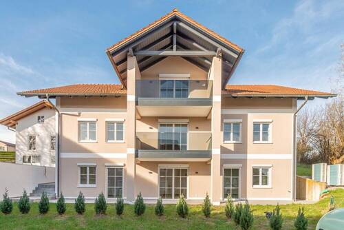 Wohnhaus - Hochwertig sanierte EG-Wohnung mit moderner EBK und Süd-Balkon