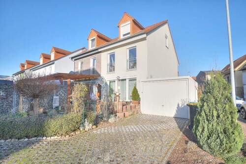 Süd-West Ansicht mit Garten und Garage - Doppelhaushälfte mit 116,00 m&sup2; in Brackenheim zum Kaufen