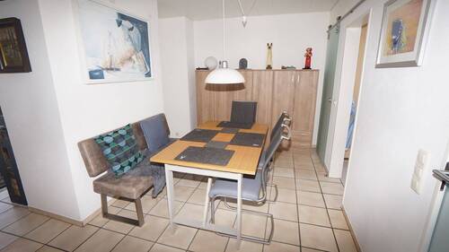 der Esstisch unmittelbar vor der Küche - 