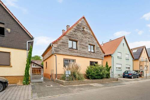 Ansicht Vorderhaus - ***Gepflegtes Zwei- bis Dreifamilienhaus mit gr. Grundstück in Oberhausen-Rheinhausen***