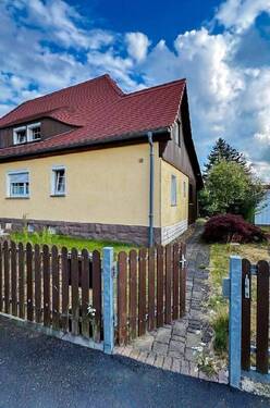 Objektansicht - In ruhigster Lage von Freital-Weißig. Doppelhaushälfte mit Obstgarten, Kaminofen und 2 Garagen