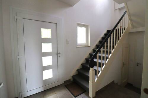 Treppenhaus.JPG - Zweifamilienhaus in Bünde - Innenbereich bereits modernisiert