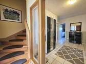 Treppenhaus und Eingang zur Wohnung im EG - 