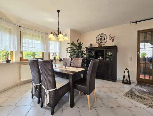Gemütlicher Essbereich - 7 Zimmer Einfamilienhaus in Weilrod / Niederlauken