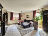 Heller Wohnbereich mit Zugang zum Garten - 