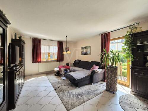 Heller Wohnbereich mit Zugang zum Garten - 