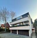 Haus mit Eingang (rechts) - 